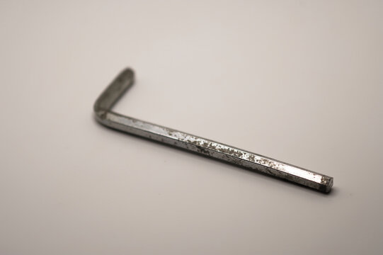 Klucz imbus na białym tle.