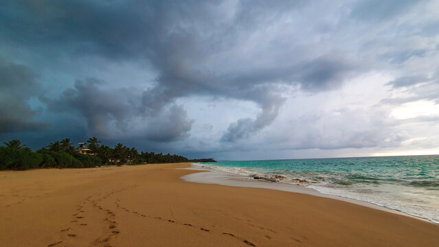 Induruwa, Sri Lanka: Aufziehender Regen am Strand