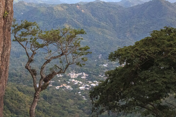 El pueblo es visible desde las montañas