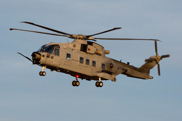 Helicóptero militar