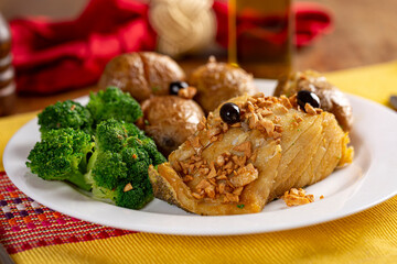 Cod with potatoes and broccoli