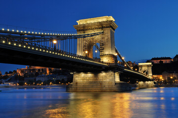 Naklejka premium The famous Chain Bridge in dusk, Budapest