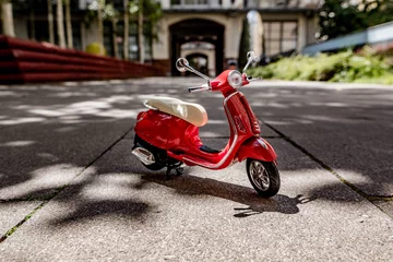 Selbstklebende Fototapeten red vespa scooter miniature model © Boerlinboi