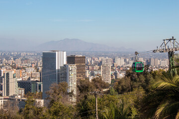 teleférico e a  vista aérea dos prédios   de Santiago do Chile 