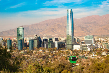 teleférico e a  vista aérea dos prédios   de Santiago do Chile  - obrazy, fototapety, plakaty