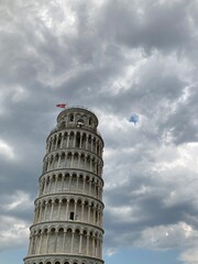 Der schiefe Turm von Pisa vor dunklem, bewölktem Himmel