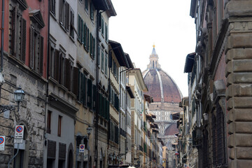 Altstadtgasse mit Blick auf die Kuppel des Doms von Florenz, Italien