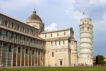 Der Dom mit dem Schiefen Turm auf der Piazza dei Miracoli in Pisa, Italien