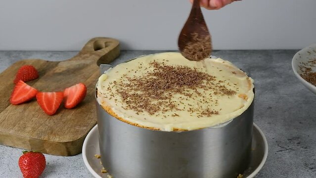 Sprinkle the cake with chocolate