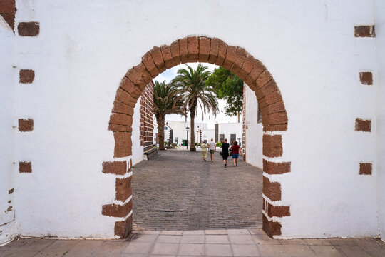 Fototapeta Village of Teguise, Lanzarote, Canary Islands, Spain. Streets of the historic center of the village. Until 1852, Teguise was the capital of the island.