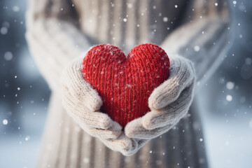Mulher segurando um coração feito de trico no inverno gelado - Papel de parede - obrazy, fototapety, plakaty