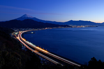 夜明けの駿河湾と東名高速と由比漁港と富士山