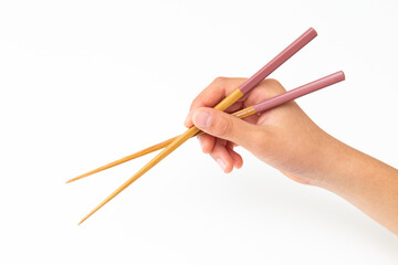 箸を持つ子供の手元