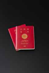 黒背景に日本のパスポート