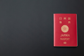 黒背景に日本のパスポート