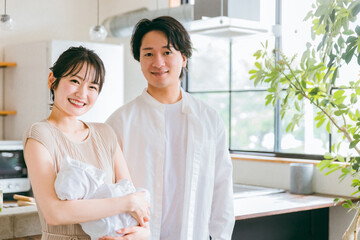 赤ちゃんと若い日本人夫婦・幸せな結婚生活・新婚
