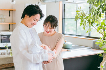 赤ちゃんと若い日本人夫婦・幸せな結婚生活・新婚（産褥期）
