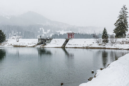 Lenzerheide, Valbella, Heidsee, Bergsee, Uferweg, Wanderweg, Winterwanderung, Langlauf, Loipe, Winterlandschaft, Seeufer, Alpen, Wald, Tannen, Eis, Winter, Schnee, Schneefall, Graub&uuml;nden, Schweiz