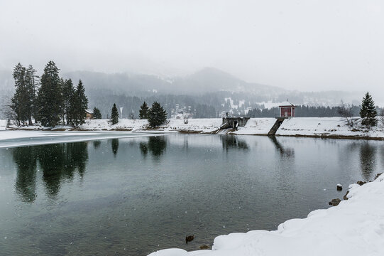 Lenzerheide, Valbella, Heidsee, Bergsee, Uferweg, Wanderweg, Winterwanderung, Langlauf, Loipe, Winterlandschaft, Seeufer, Alpen, Wald, Tannen, Eis, Winter, Schnee, Schneefall, Graub&uuml;nden, Schweiz