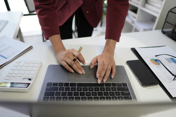 Obraz premium Success woman freelancer is working on a new project on laptop. Work business people concept.