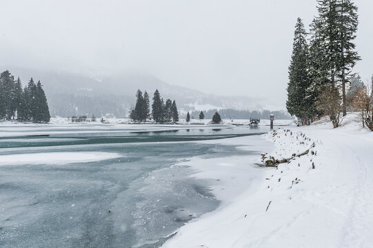 Lenzerheide, Valbella, Heidsee, Bergsee, Uferweg, Wanderweg, Winterwanderung, Langlauf, Loipe, Winterlandschaft, Seeufer, Alpen, Wald, Tannen, Eis, Winter, Schnee, Schneefall, Graub&uuml;nden, Schweiz