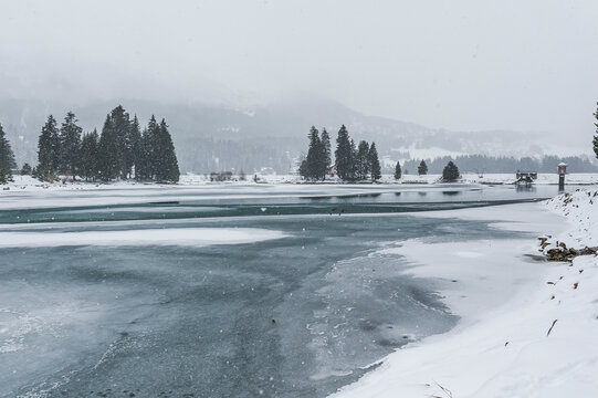 Lenzerheide, Valbella, Heidsee, Bergsee, Uferweg, Wanderweg, Winterwanderung, Langlauf, Loipe, Winterlandschaft, Seeufer, Alpen, Wald, Tannen, Eis, Winter, Schnee, Schneefall, Graub&uuml;nden, Schweiz