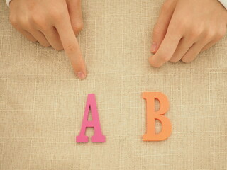AかBか選ぶ手、選択肢2つ　悩む　比較する