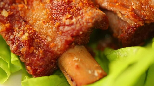 쯔란과 고추가루가 뿌려진 중국식 돼지갈비 요리 클로즈업 영상 