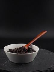 신선한 유기농 자연 향신료 후추, 나무 숟가락