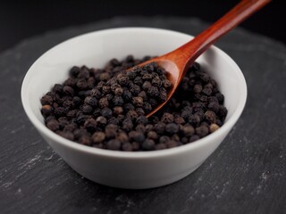 신선한 유기농 자연 향신료 후추, 나무 숟가락