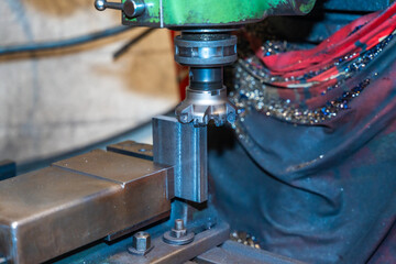 The CNC milling machine cuts the metal parts with a milling machine tool