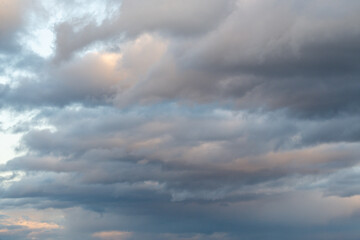 Naklejka na ściany i meble Ciel nuageux fin après-midi avec éclaircie