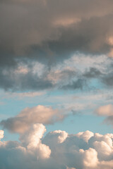 Fototapeta na wymiar Ciel nuageux fin après-midi avec éclaircie