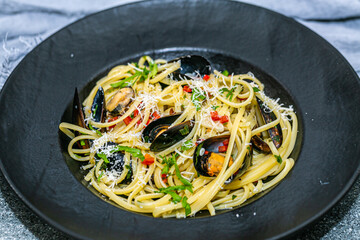 Spaghetti with sea mussels  and fresh cheese