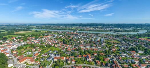 Panoramablick auf die nördlichen Stadtteile von Neuötting und den Inn