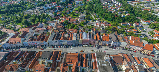 Das historische Stadtzentrum von Neuötting mit den typischen Bürgerhäusern im Inn-Salzach-Stil von oben