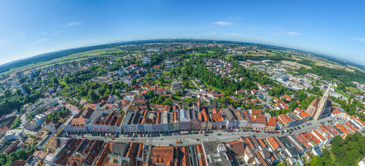 Panoramablick über die Innenstadt von Neuötting im oberbayerischen Landkreis Altötting