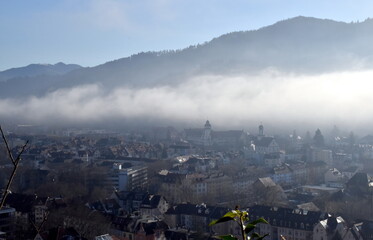 Obraz premium Der Osten von Freiburg im Nebel