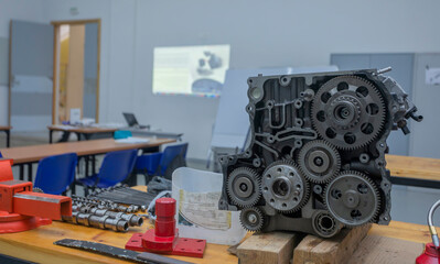 Moteur voiture dans un atelier de formation