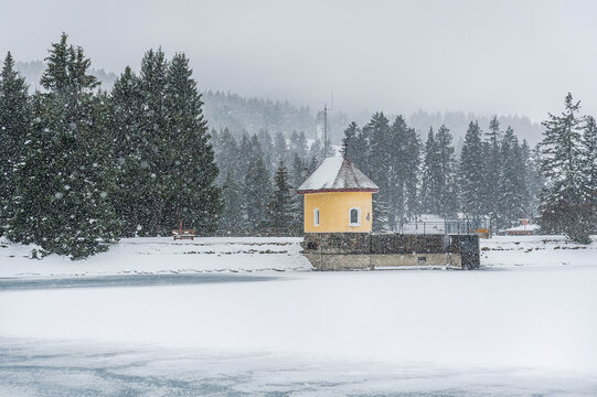 Lenzerheide, Valbella, Heidsee, Bergsee, Uferweg, Wanderweg, Winterwanderung, Langlauf, Loipe, Winterlandschaft, Seeufer, Alpen, Wald, Tannen, Eis, Winter, Schnee, Schneefall, Graub&uuml;nden, Schweiz