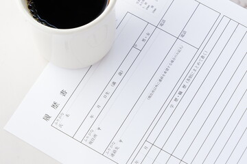 コーヒーを飲みながら履歴書を書く