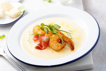 Shrimps with polenta and smoked ham