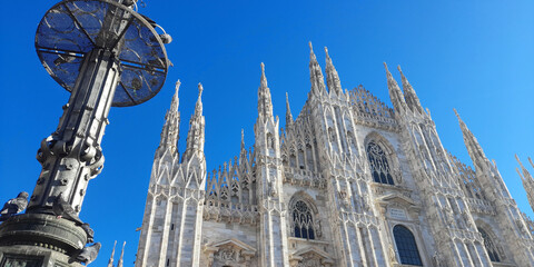 Duomo di Milano: lampione, guglie e statue  - obrazy, fototapety, plakaty