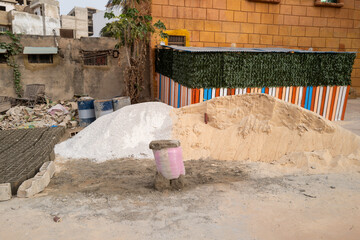 des matériaux de construction pour un immeuble dans une rue de Dakar au Sénégal en Afrique