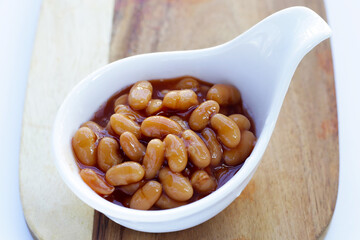 Baked beans in tomato sauce