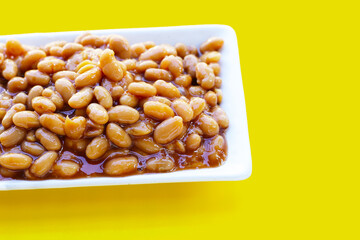 Baked beans in tomato sauce