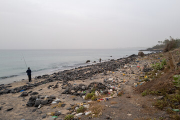 pêcheurs à la ligne sur une plage d ela ville de Dakar au Sénégal en Afrique