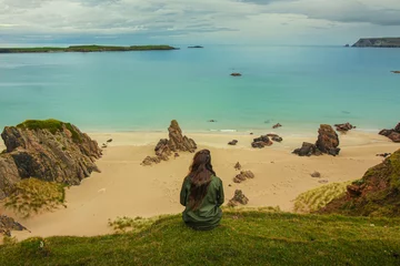 Crédence de cuisine en verre imprimé Atlantic Ocean Road Exploring NC500's Top Beaches: A Gazing Girl on a Cliff, Embracing Scotland's Azure Sea Along the NC500 Route, Including Sango Sands, Balnakeil, and Achmelvich Beaches