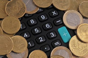 Clavier de calculatrice entouré d'euros en gros plan