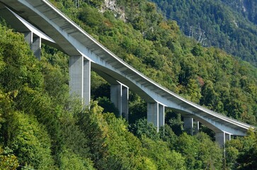 Viaducto junto al Castillo de Chillón en el Lago Leman, Montreux, Suiza © BestTravelPhoto